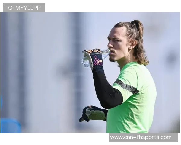 巴黎门将萨福诺夫手骨折仍勇扑四点近期将缺阵比赛